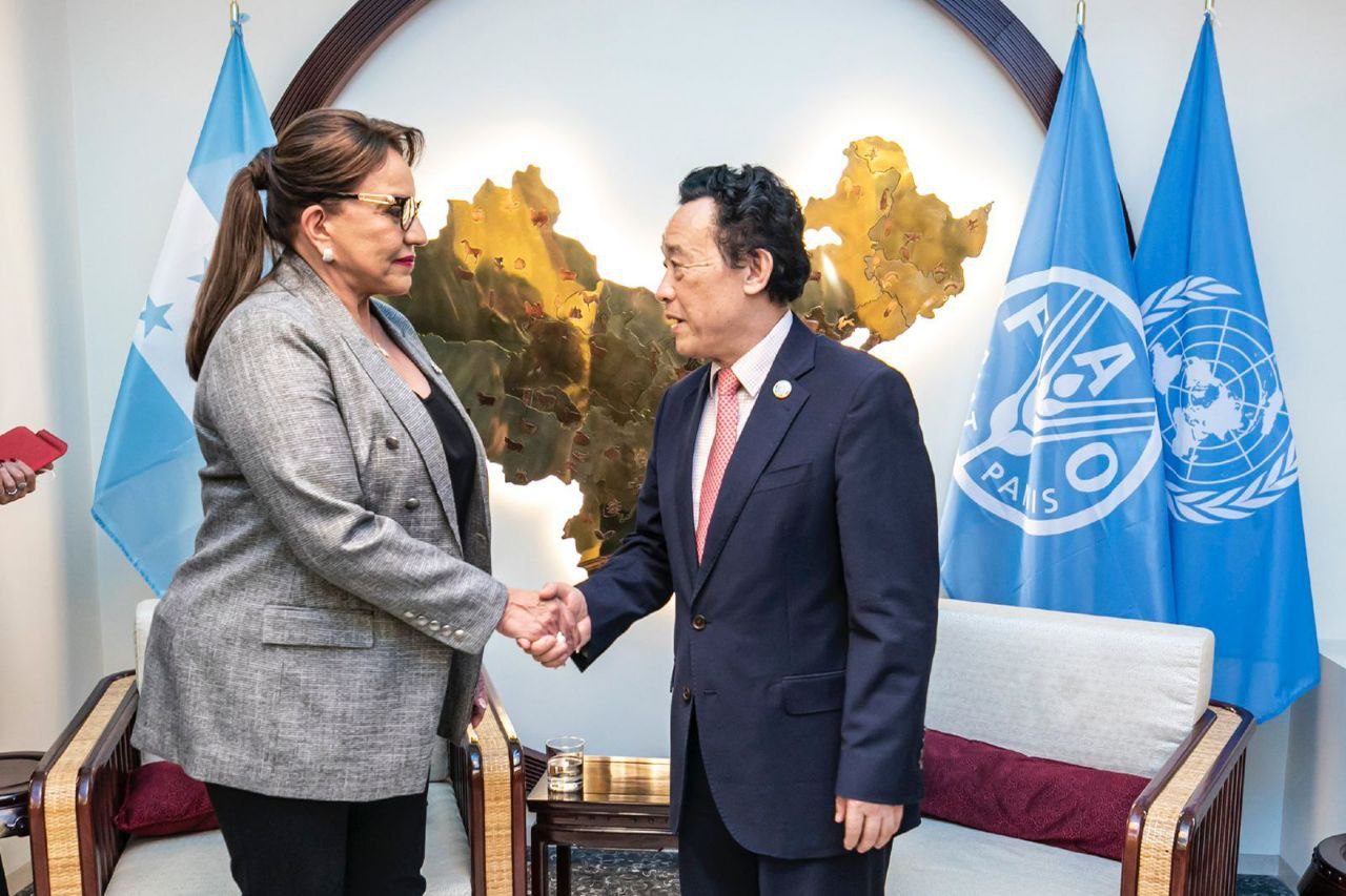 Director de la FAO QU Dongyu, le da la bienvenida a la presidenta Castro