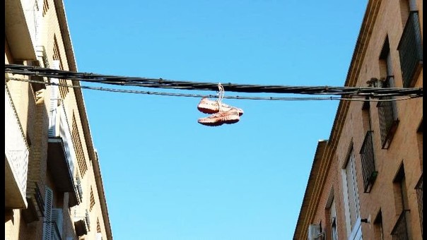 Los zapatos colgados de los cables de energía eléctrica ¿Qué significan?