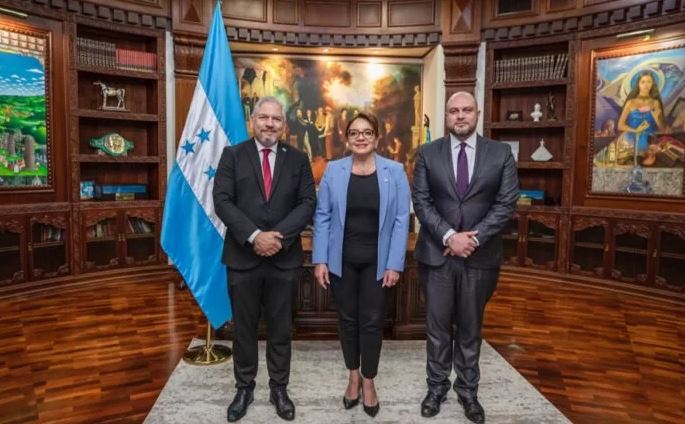 Carlos Sandoval el nuevo embajador hondureño en El Salvador
