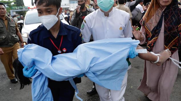 Sismo provoca decenas de muertes en Indonesia