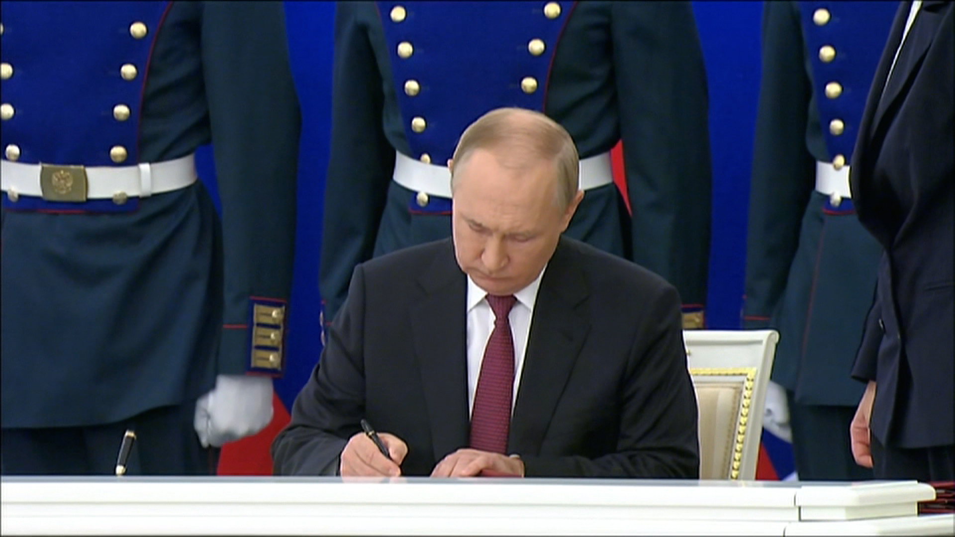 Putin firma ley que prohibe la propaganda LGBTQ+