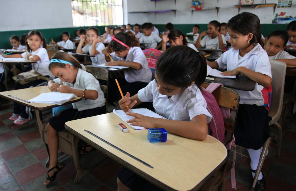 Presidenta Castro aumenta en más de L6 mil millones presupuesto a Educación