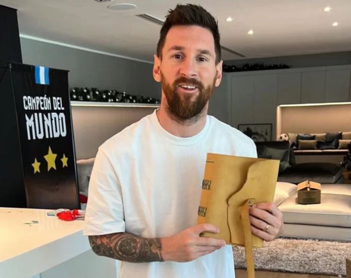 Messi recibe libro dedicado por sus vecinos de Rosario antes de viaje a París