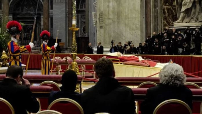 Cerca de 40,000 fieles han visitado la capilla ardiente de Benedicto XVI