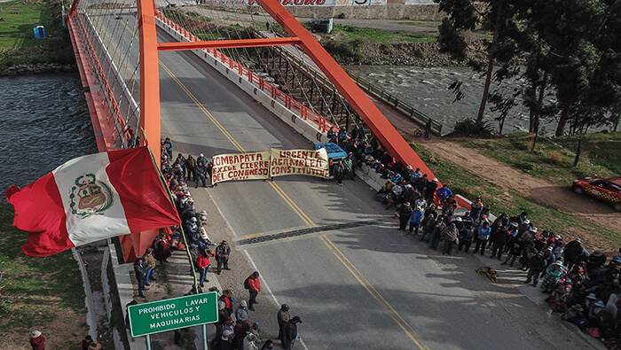 Con paros y bloqueos siguen protestas contra Gobierno en Perú