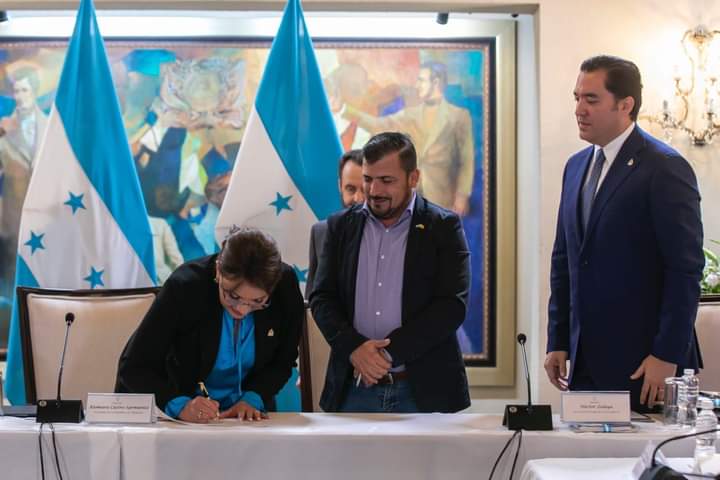 Presidenta de Honduras firma convenio para reparación de 12 mil escuelas a nivel nacional.