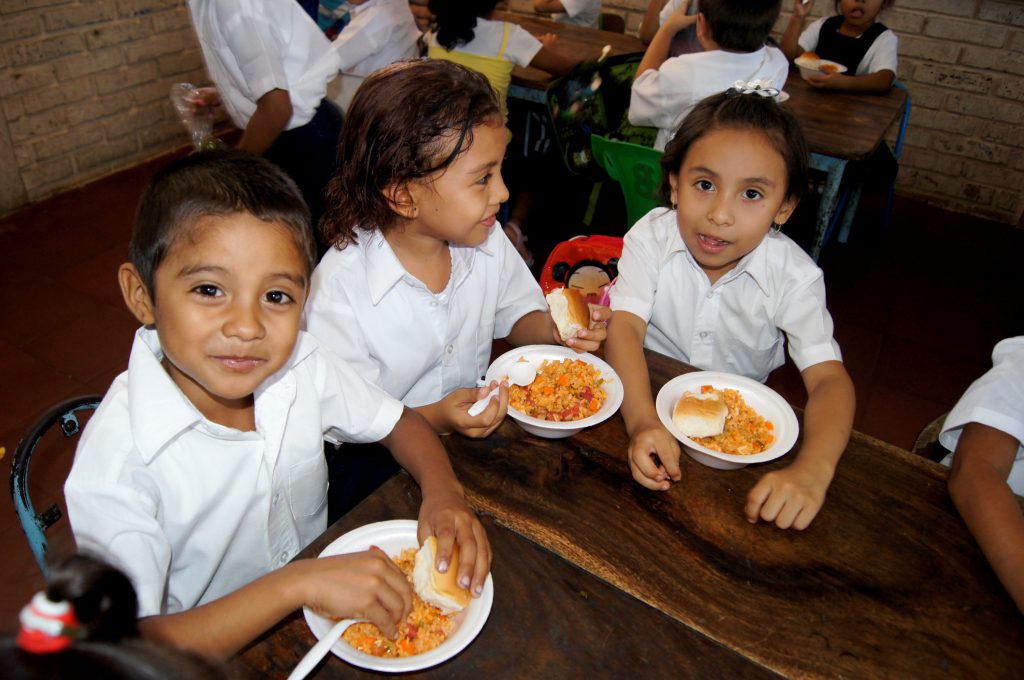 Inversión en alimentación escolar beneficia a más de 21 mil centros educativos en Honduras