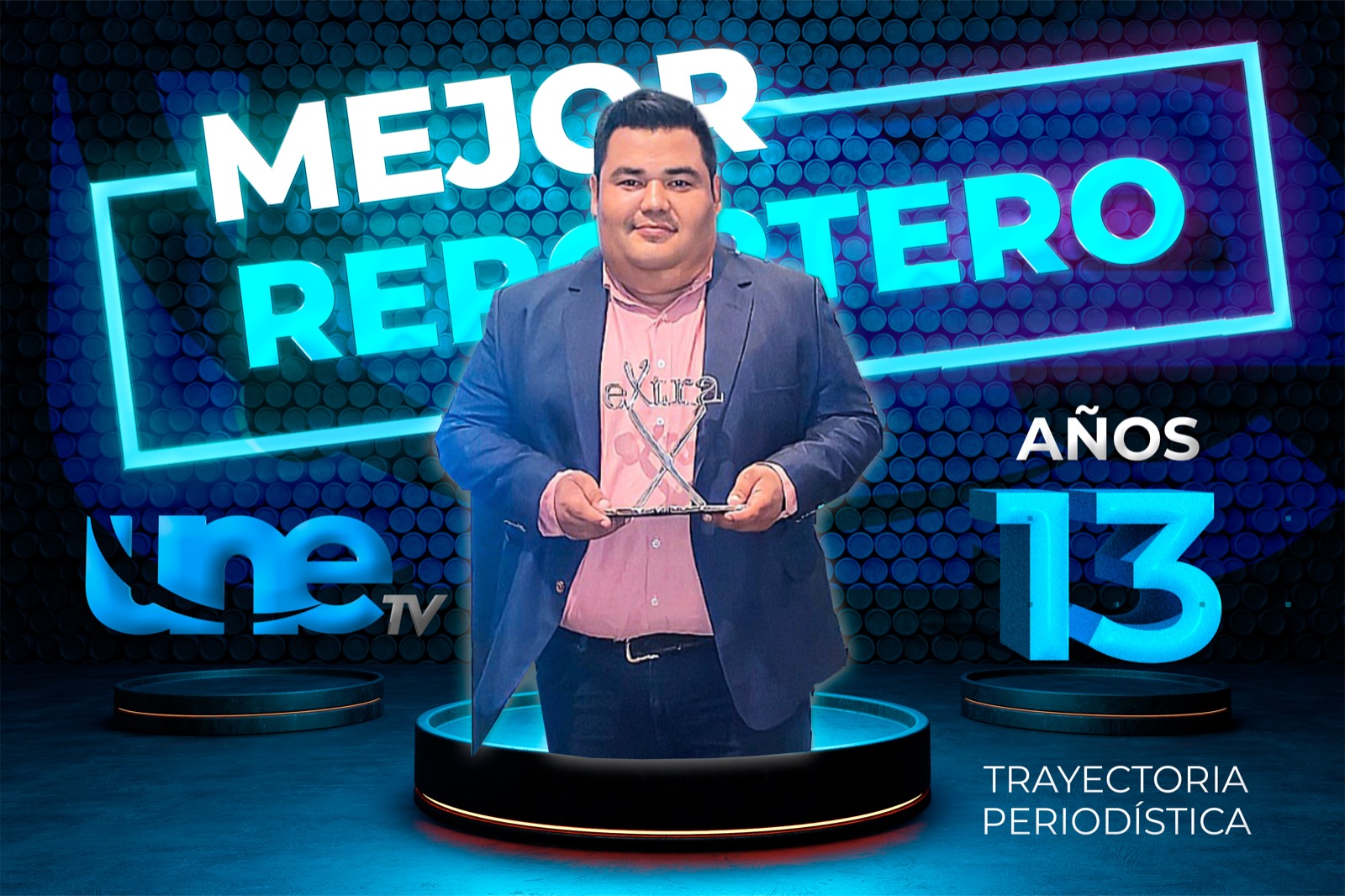 Licenciado Jorge Estrada de Une Tv recibe premio especial como mejor reportero en los Premios Extra
