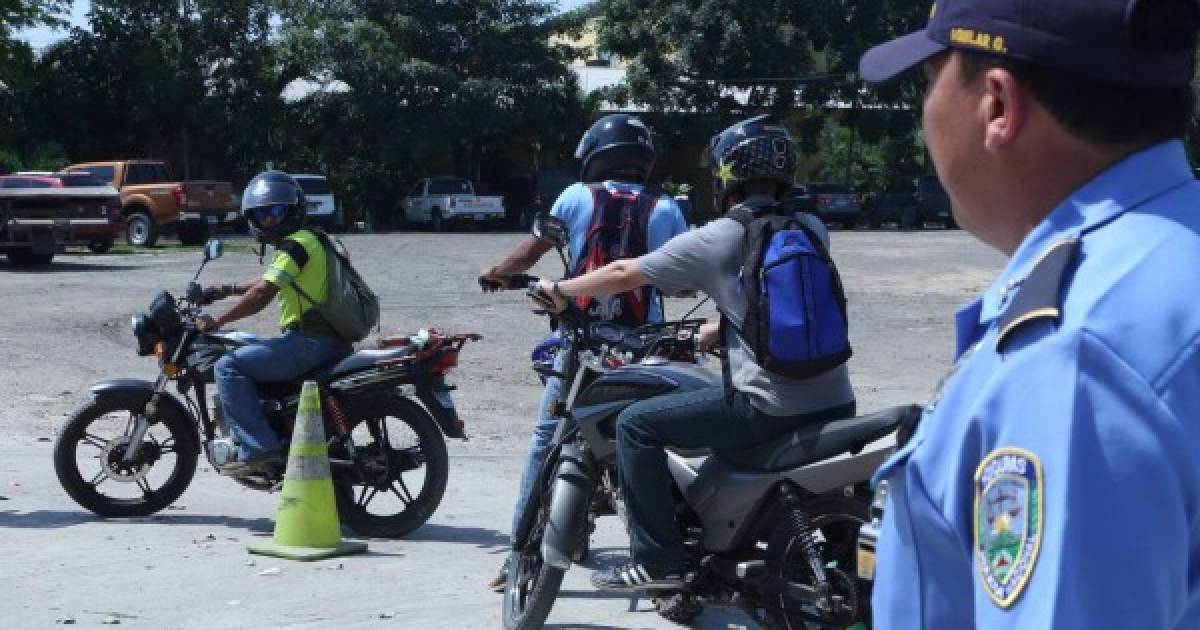 Sancionarán a motociclistas por irrespetar las filas de vehículos y rebasar por la derecha