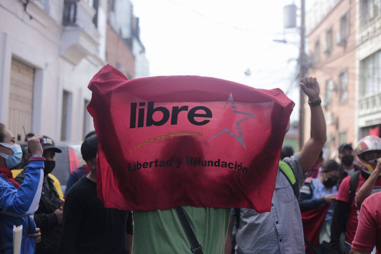 Activistas de Libre se van palos y machetes con personal de salud en Yoro