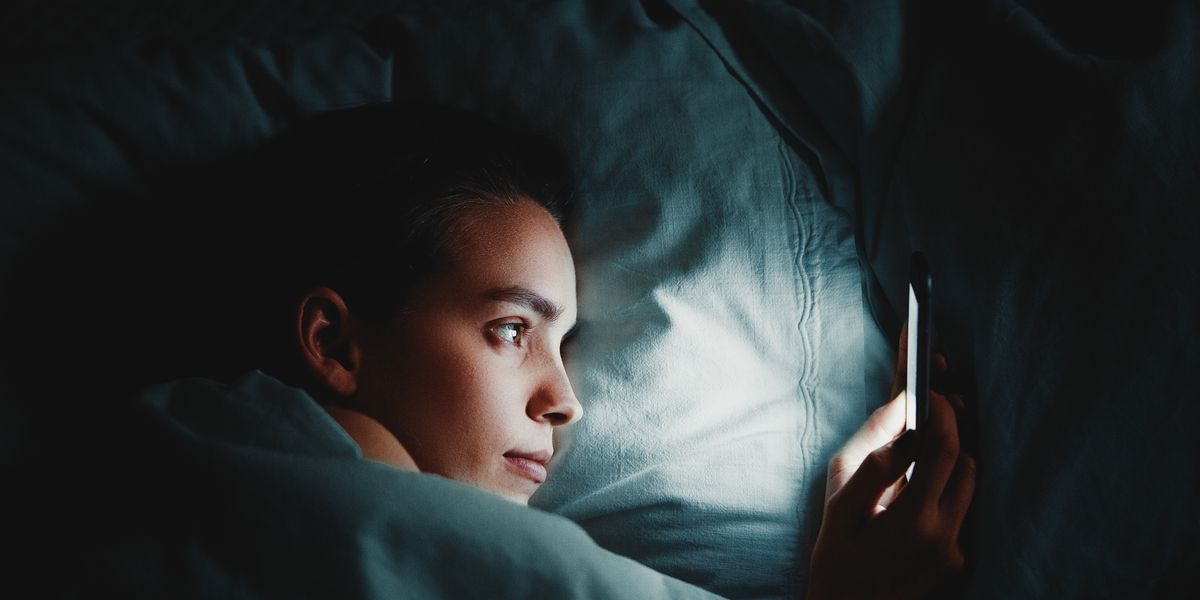 El impacto negativo del uso del teléfono durante las horas de sueño en la calidad del descanso y la salud