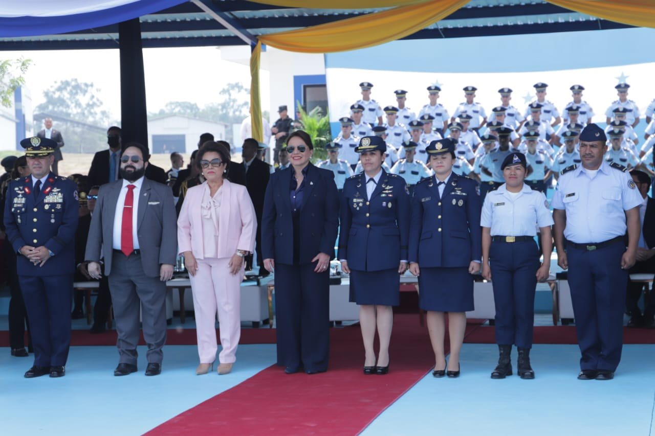 La Presidenta Castro rinde homenaje a la Fuerza Aérea de Honduras en su 92º aniversario.