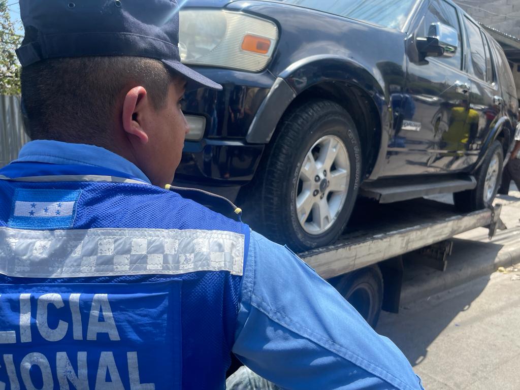 Autoridades de la DNVT decomisan vehículos mal estacionados en vías públicas para garantizar la seguridad ciudadana