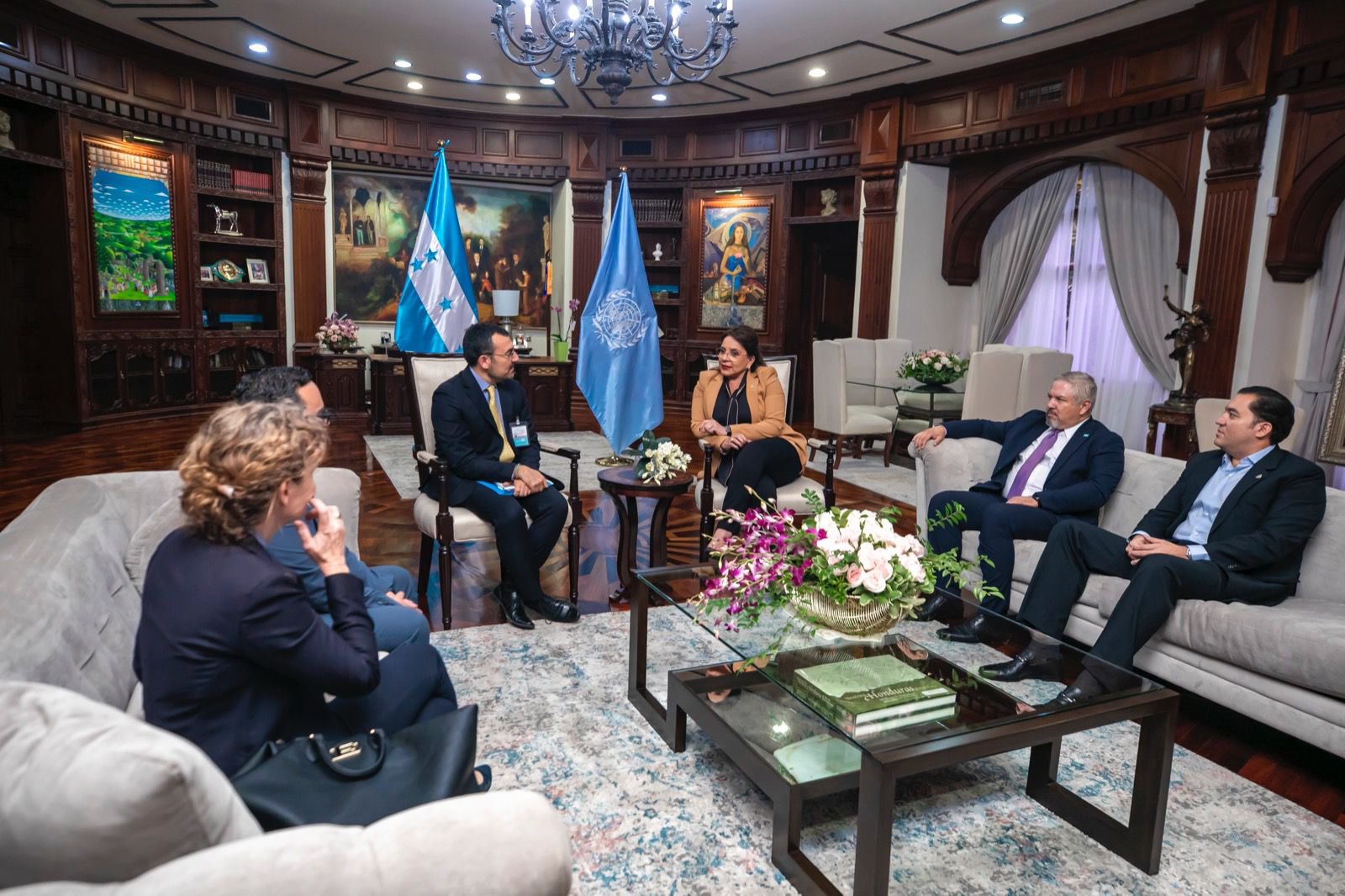 Presidenta Xiomara Castro se reúne con representantes de OIM y ONU para abordar temas migratorios