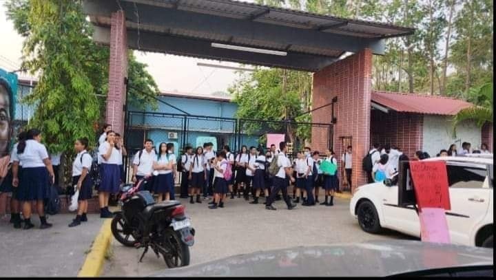 Estudiantes de La Ceiba toman las instalaciones para exigir contratación de maestros