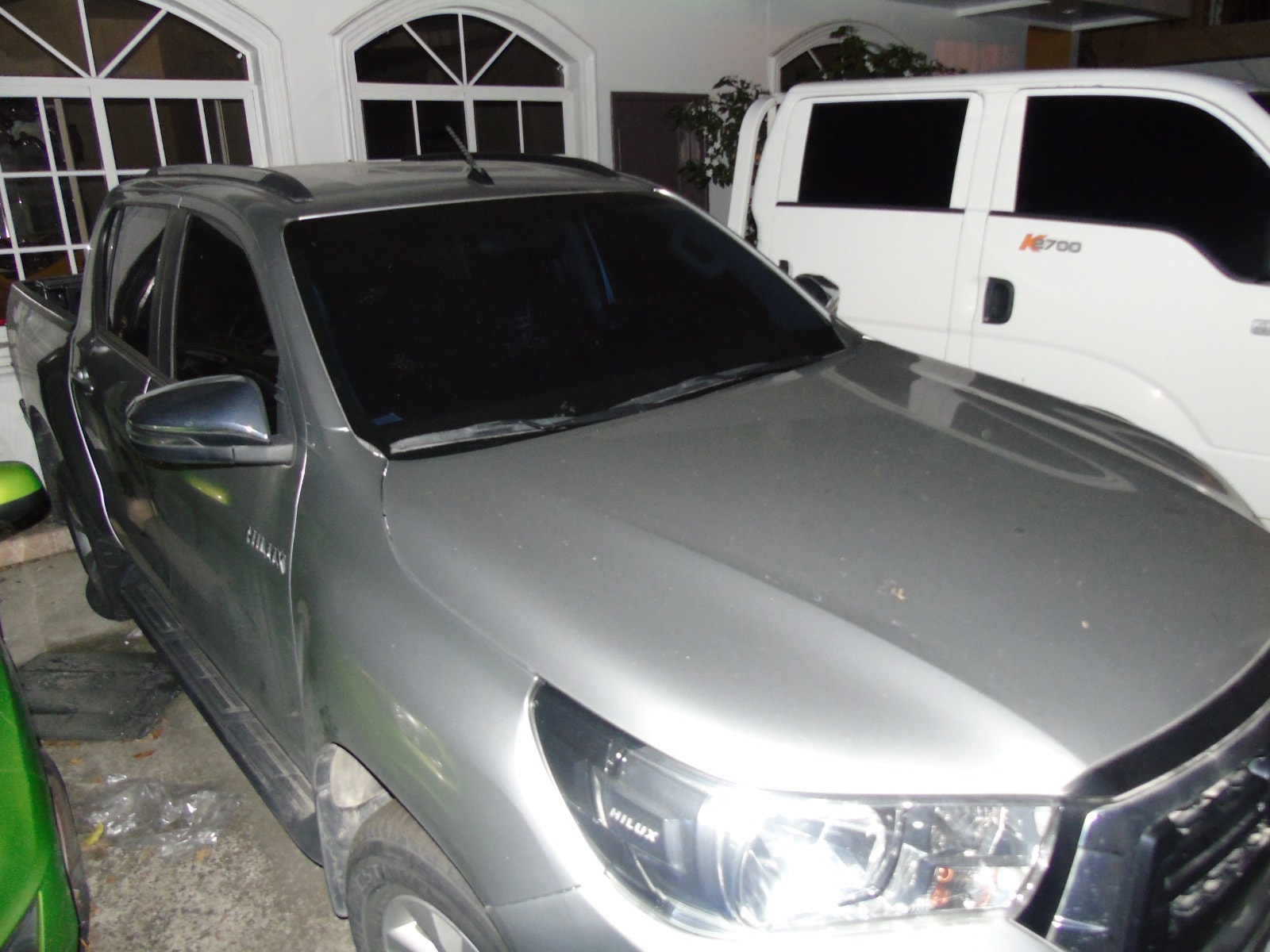 Autoridades recuperan vehículos de lujo en casas incautadas en San Pedro Sula