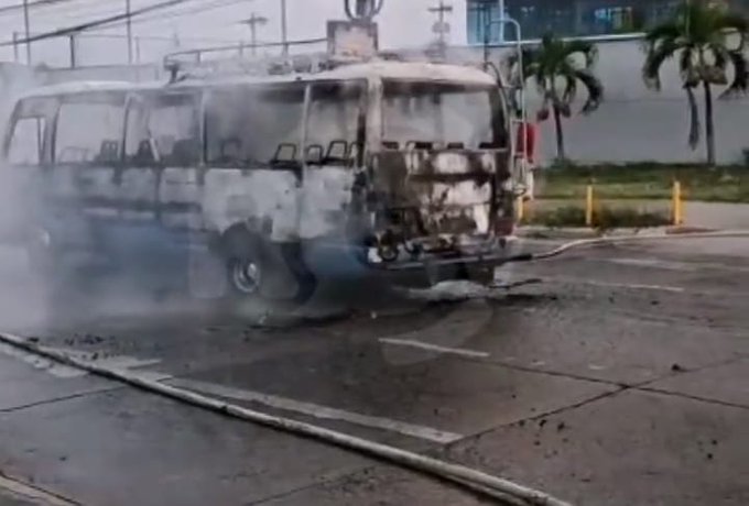 Autobús «rapidito» se incendia cerca de la Universidad Nacional Autónoma de Honduras