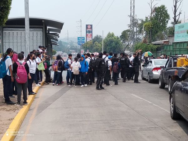 Estudiantes se toman Bulevar Centroamérica en Tegucigalpa para exigir maestros
