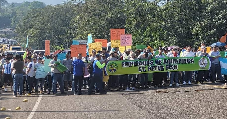 Policía Nacional desaloja a trabajadores de Aquafinca en protesta por suspensión de licencia ambiental