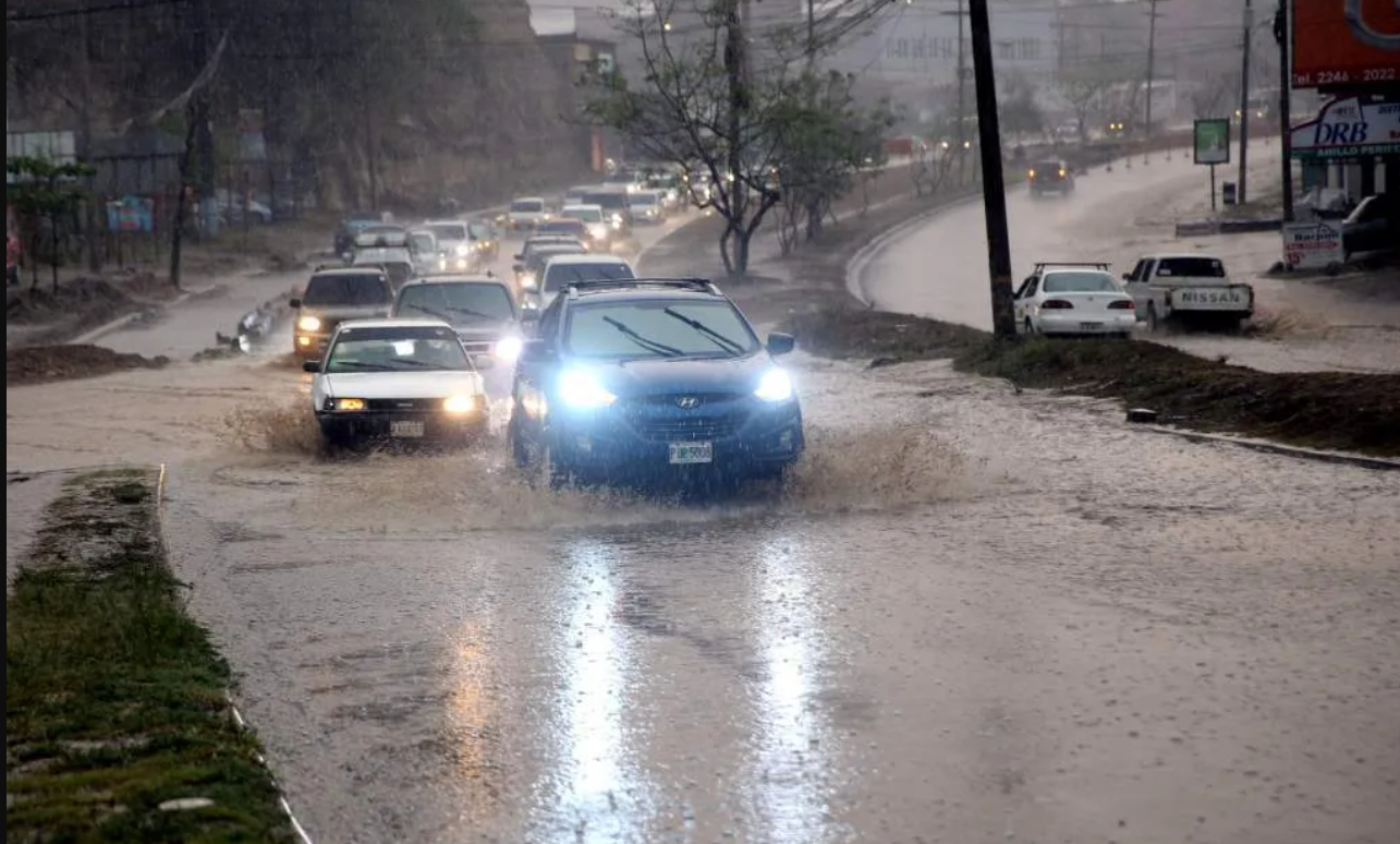 Lluvia en la capital deja inundaciones y varias personas evacuadas en distintos sectores