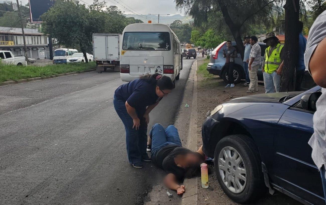 Ladrones lanzan a mujer de bus tras asalto en el boulevard Fuerzas Armadas