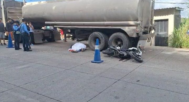 Trágico accidente en carretera al sur motociclista fallece tras colisión con vehículo pesado