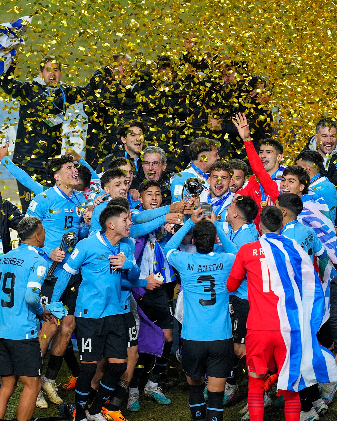 Uruguay celebra su título de Campeones del Mundo con una victoria por 1-0 sobre Italia