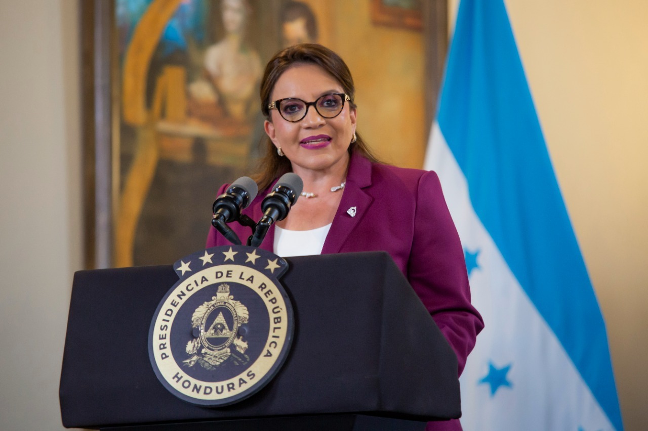 Presidenta Xiomara Castro muestra solidaridad con las familias y exige rendición de cuentas al Ministro de Seguridad.