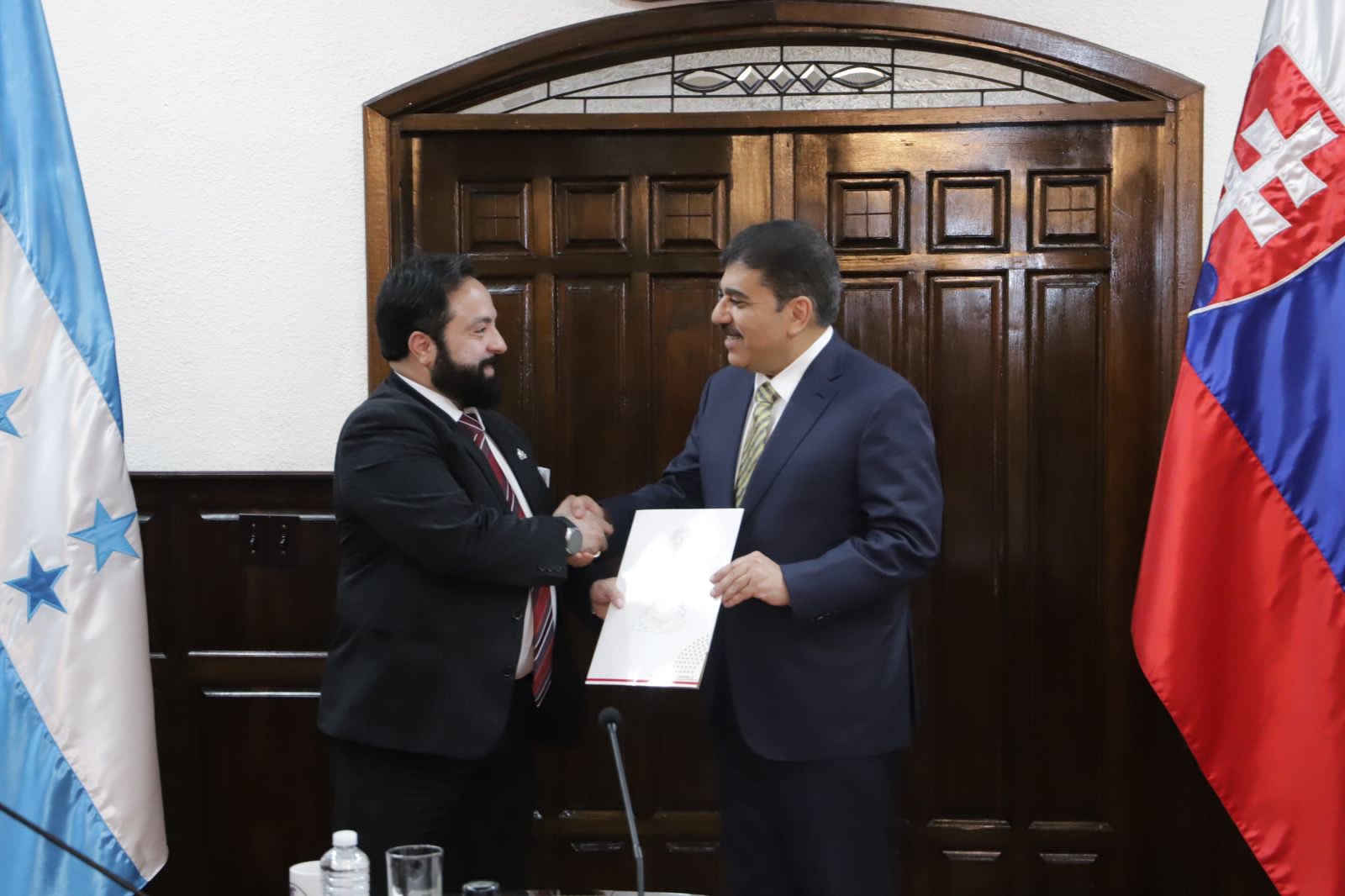 El presidente del Congreso Nacional, Luis Redondo, entregó certificación de autorización en nombre de este Poder del Estado, a la Secretaria de Relaciones Exteriores y al excelentísimo señor Jorge Alberto Faraj Faraj