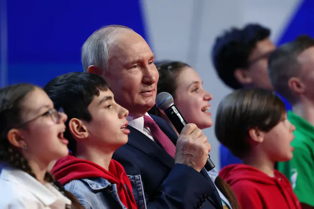 Putin intentó ganarse a los jóvenes rusos durante una reunión con miembros de un movimiento juvenil en un acto de campaña presidencial 