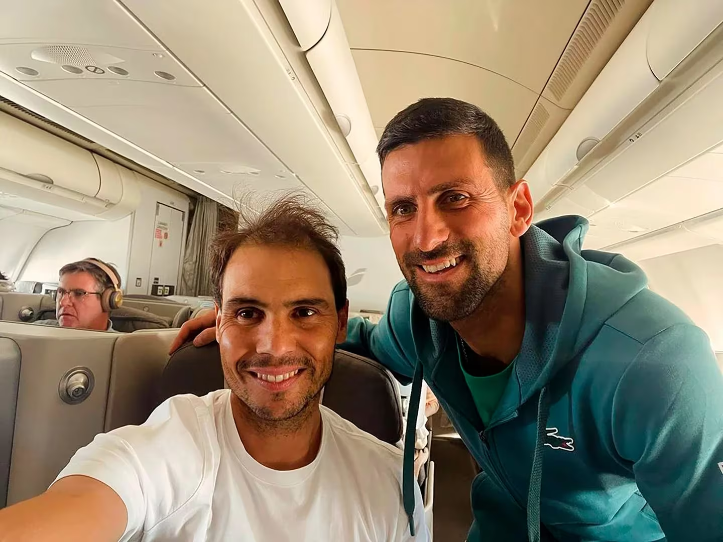 La “imagen del año” entre Rafa Nadal y Novak Djokovic en un inesperado encuentro a bordo de un avión