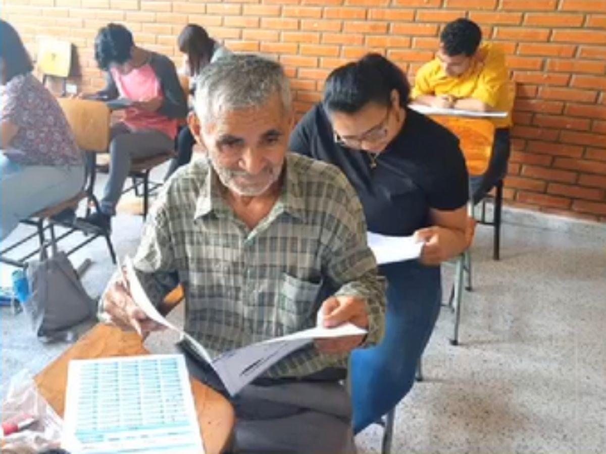 ¡NUNCA ES TARDE» Hodureño de 74 años de edad realiza la PAA para poder ingresar a estudiar a la UPNFM